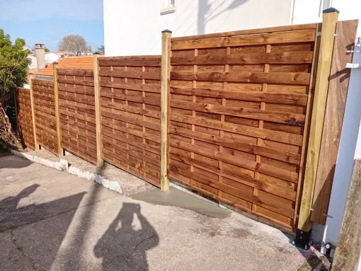 Pose de panneaux en bois