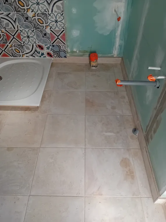 Carrelage neuf dans le local technique de la piscine