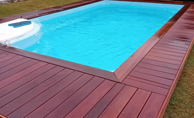 Pose de terrasse en bois exotique autour d'une piscine, Royan, AJ MULTISERVICES