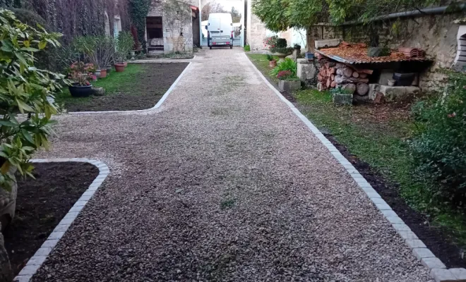 Allée avec des pavés pour délimiter