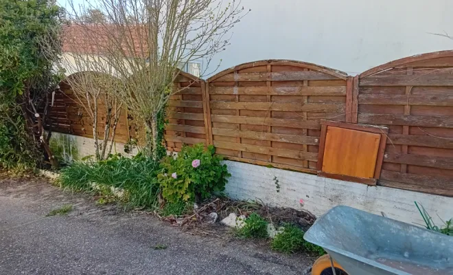 Ancien panneaux en bois sur muret
