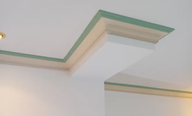 Plafond repeint et moulure