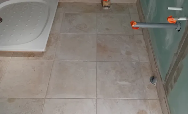 Pose de carrelage dans un local technique de piscine