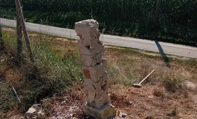Démolition d'un poteau de portail endommagé par un camion